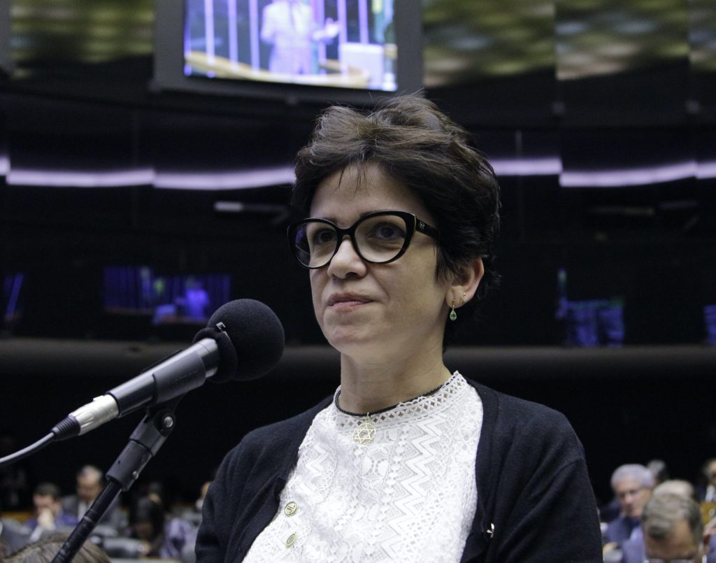 Alê Silva ao microfone no plenário da Câmara dos Deputados