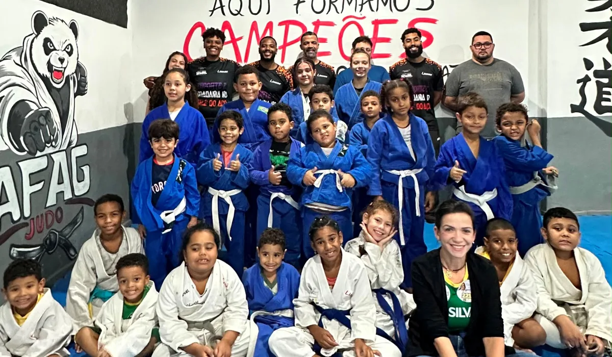 Turma de judô do Projeto Esporte e Cidadania reunida com Alê Silva no tatame
