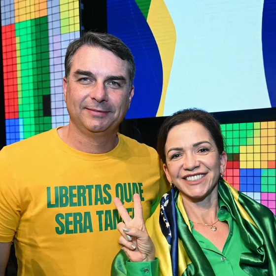 Alê Silva ao lado do senador Flávio Bolsonaro