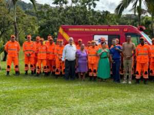Alê Silva esteve presente junto com membros da equipe de resgate do Corpo de Bombeiros e apoiadores na solenidade de entrega.